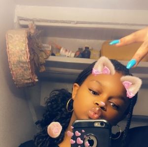 Meet your Posher, Olivia